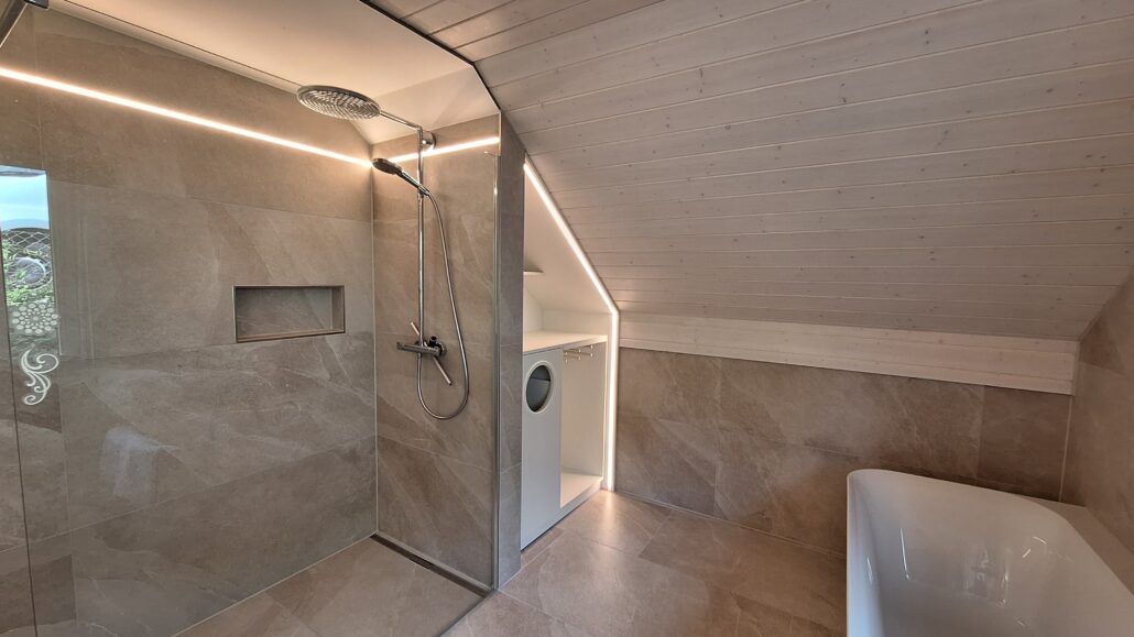 Badezimmerschrank, beleuchtet, mit Handtuchhalter und Wäscheabwurf, vom Schreiner, Dachschräge